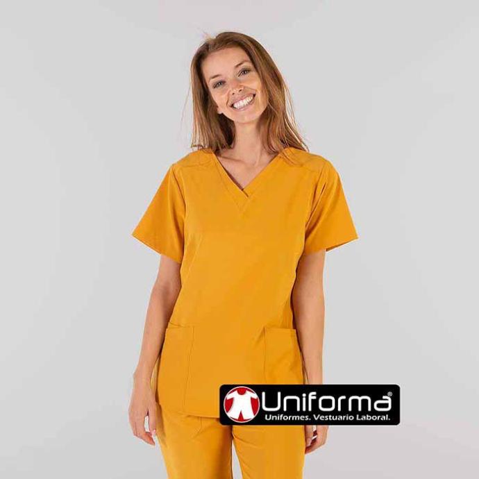 Casaca de cuello pico de mujer super cómoda elástica 360º para uso diario e intensivo de lavado fácil y sin plancha, personalizable con logo de empresa en Uniforma