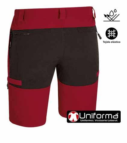 Pantalón de trabajo tipo bermudas en tejido elástico, hidrofugado, resistente a las salpicaduras de lejía y cloro, para empresas de mantenimiento de piscinas, limpieza, socorristas y empresas químicas. 