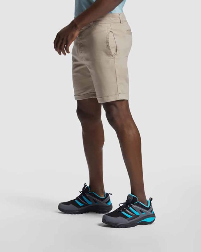 Pantalón corto tipo bermudas de algodón con lycra en tejido elástico cómodas y ligeras, con dobladillo, en Uniforma