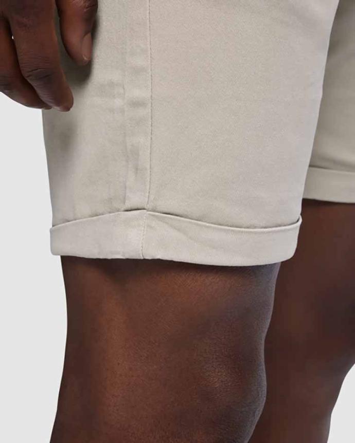 Pantalón corto tipo bermudas de algodón con lycra en tejido elástico cómodas y ligeras, con dobladillo, en Uniforma