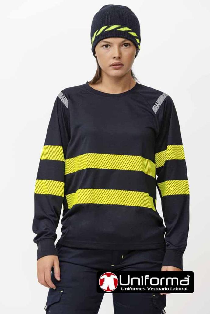 Camiseta de trabajo de tejido técnico micro perforado, en color azul marino, con bandas segentadas de alta visibilidad de color amarillo flúor, en Uniforma