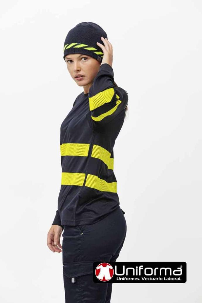 Camiseta de trabajo de tejido técnico micro perforado, en color azul marino, con bandas segentadas de alta visibilidad de color amarillo flúor, en Uniforma
