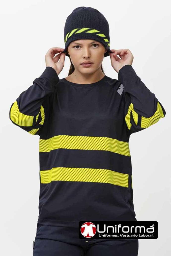 Camiseta de trabajo de tejido técnico micro perforado, en color azul marino, con bandas segentadas de alta visibilidad de color amarillo flúor, en Uniforma