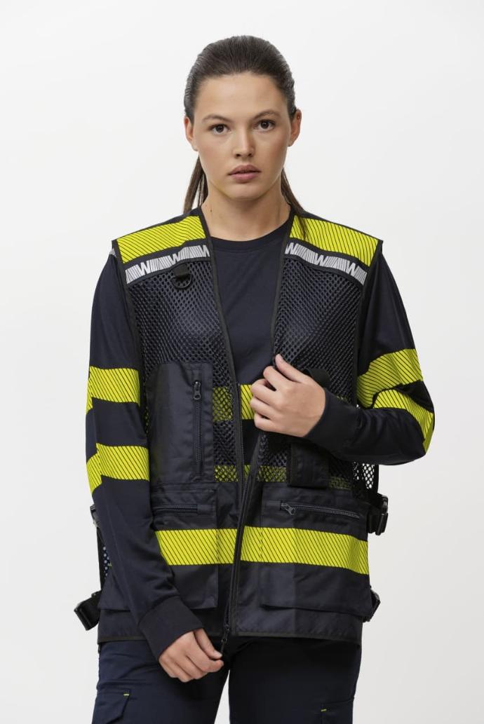 Chaleco de trabajo azul marino con tejido de rejilla y bandas de alta visibilidad amarillo flúor en Uniforma