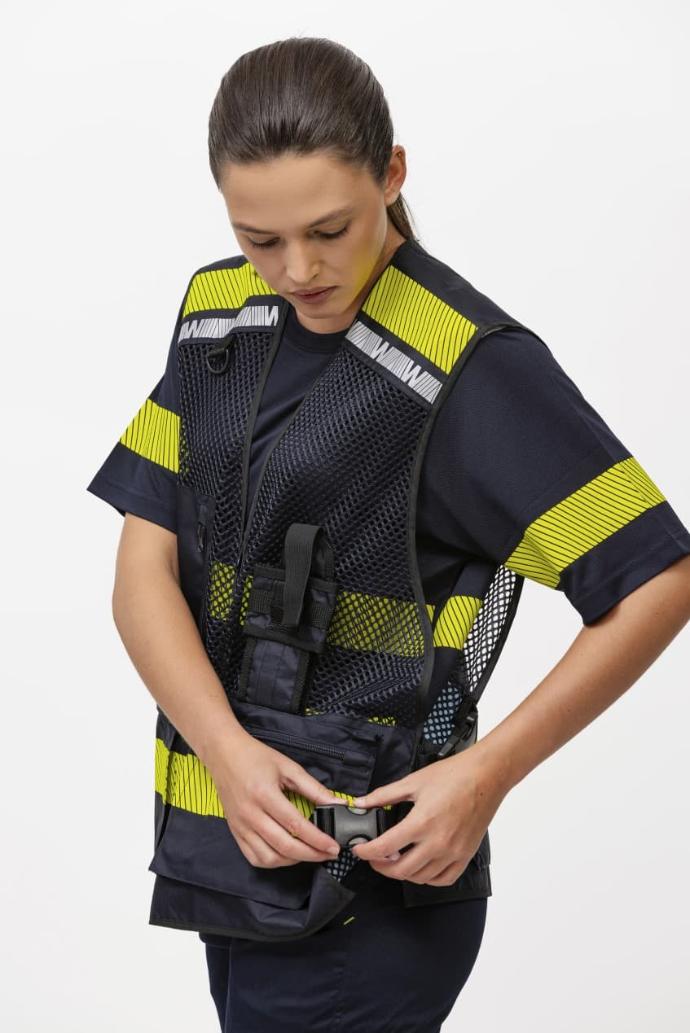 Chaleco de trabajo azul marino con tejido de rejilla y bandas de alta visibilidad amarillo flúor en Uniforma