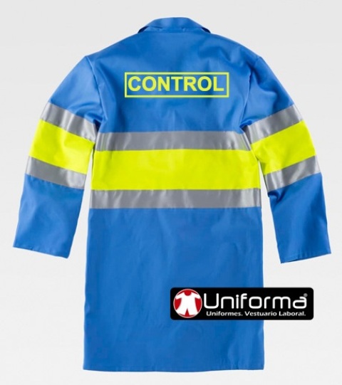Bata de trabajo con tejido de alta visibilidad y bandas reflectantes con ejemplo de personalización en uniforma