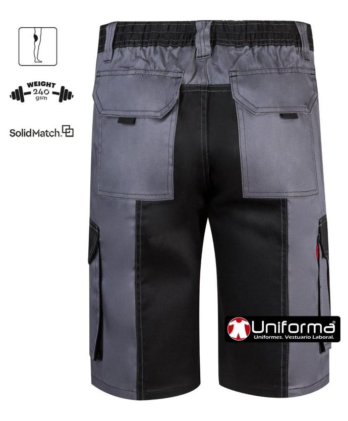 Pantalón de trabajo corto tipo bermuda de color gris combinado con negro, en tejido elástico cómodo adaptable al cuerpo, de diseño multibolisllos con bolsillos de cargo, de gramaje alto y resistente, tejido trasero tipo culera de refuerzo, personalizable con logo de empresa en uniforma.