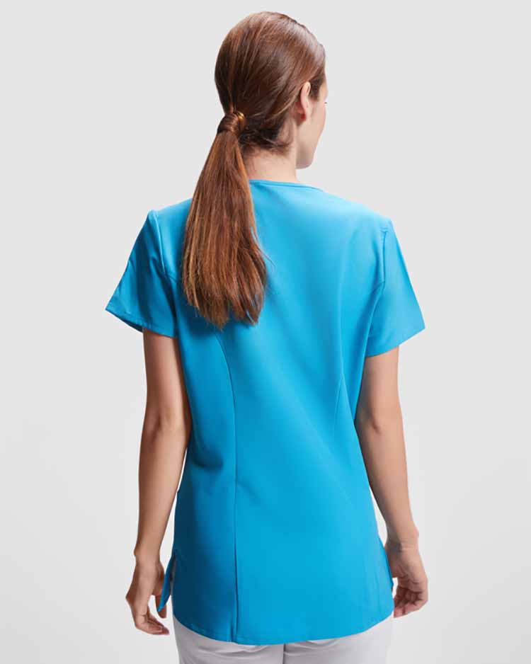 Casaca de mujer en tejido de Microfibra, entallada, de tacto suave, para uso diario, lavado fácil, secado rápido, para enfermeras, personal sanitario, limpieza, spa, centros de belleza, personalizables con logo de empresa en Uniforma. LY9084