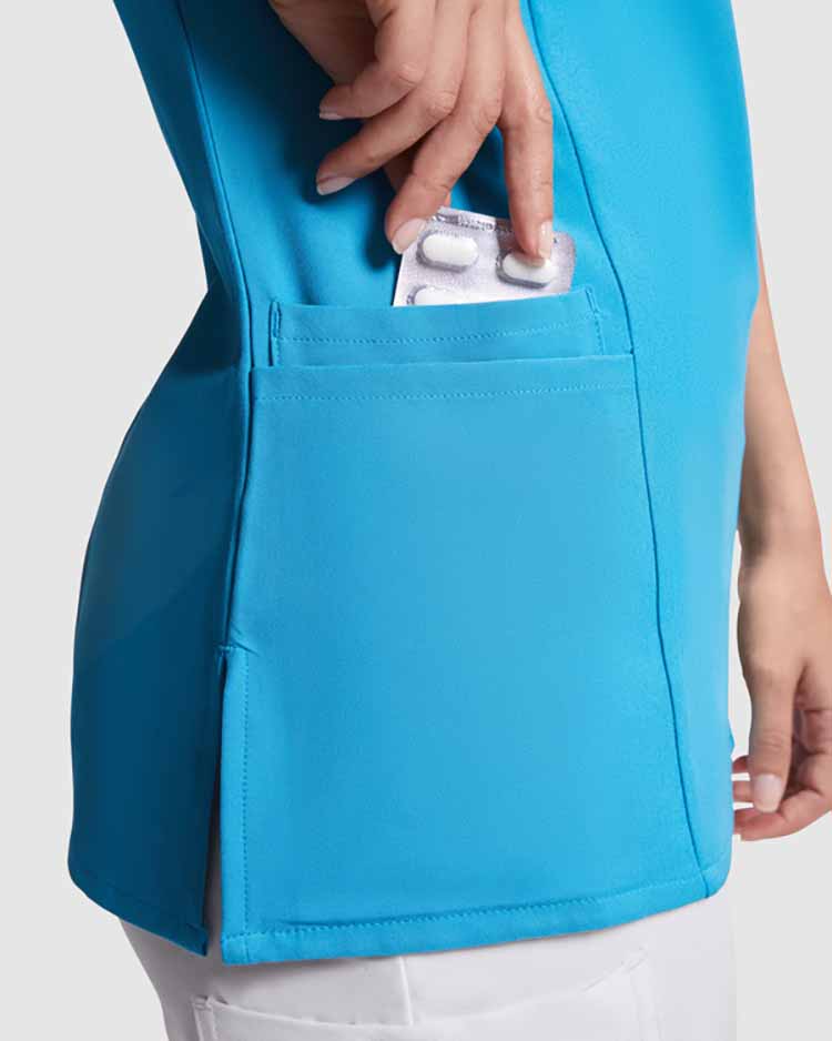 Casaca de mujer en tejido de Microfibra, entallada, de tacto suave, para uso diario, lavado fácil, secado rápido, para enfermeras, personal sanitario, limpieza, spa, centros de belleza, personalizables con logo de empresa en Uniforma. LY9084