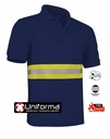 Polo de algodón de marga corta azul marino con bolsillo en el pecho, y banda reflectante y de alta visibilidad bicolor segmentada discontinua en torso, personalizable con logo de empresa en Uniforma - UN235