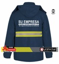 Parka de trabajo de color azul Marino en tejido Rip-Stop, acochada, con recubrimiento de pvc que la hace impermeable, acolchada contra el frío, con banda reflectante bicolor del tipo segmentada, personalizable con logo de empresa en Uniforma  - UN1740