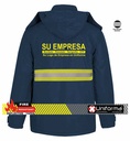 Parka de trabajo de color azul Marino en tejido Rip-Stop, acochada, con recubrimiento de pvc que la hace impermeable, acolchada contra el frío, con banda reflectante bicolor del tipo segmentada, personalizable con logo de empresa en Uniforma  - UN1740