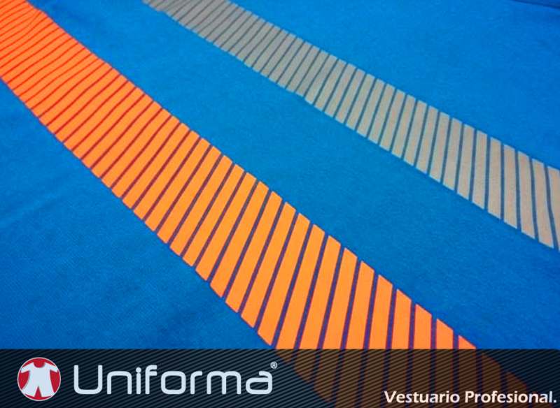 Camiseta con banda segmentada naranja flúor en uniforma, personalizable con logo de empresa.