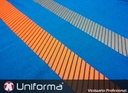 Camiseta con banda segmentada naranja flúor en uniforma, personalizable con logo de empresa.
