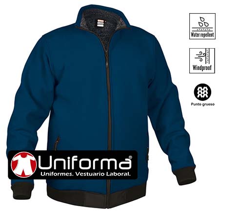 Chaqueta de trabajo tipo softshell de color marino de tejido grueso ripstop y tejido interior de boreguito de alta capacidad de retención térmica contra el frío, perosonalizable con logo de empresa en uniforma