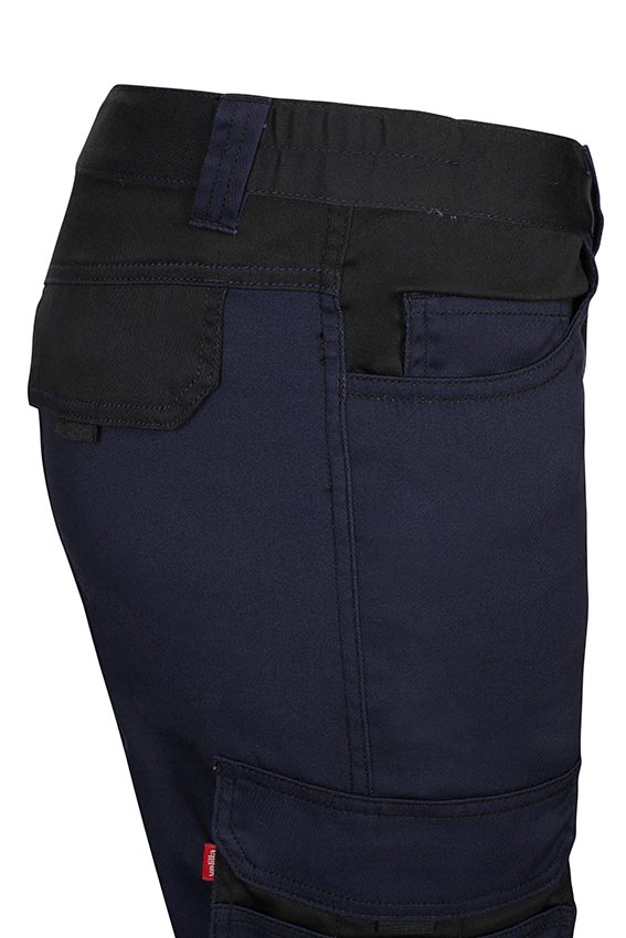 Pantalón de trabajo Stretch Elástico por construcción en tejido EME, de diseño bicolor, con refuerzos en rodillas y culeras con colores a contraste, de gramaje alto, resistente y duradero, de la gama SolidMatch, para mejorar la imagen corporativa de su empresa, personalizable con logo de empresa en uniforma, de color Marino bicolor - V103031S