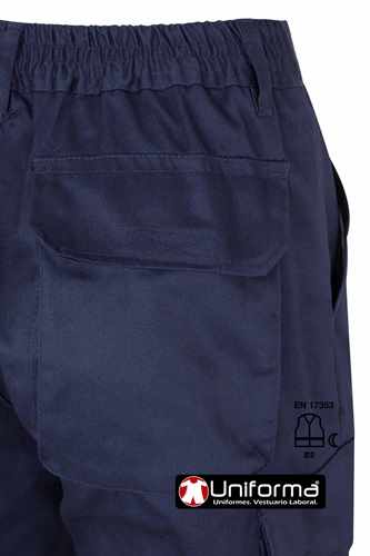 Pantalón de trabajo con bandas reflectantes de alta visibilidad en las perneras de tipo continuo, cosidas, multibolsillos, para mejorar la visibilidad del trabajador según la norma EN17353, personalizable con logo de empresa en uniforma