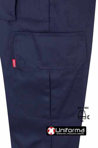 Pantalón de trabajo con bandas reflectantes de alta visibilidad en las perneras de tipo continuo, cosidas, multibolsillos, para mejorar la visibilidad del trabajador según la norma EN17353, personalizable con logo de empresa en uniforma